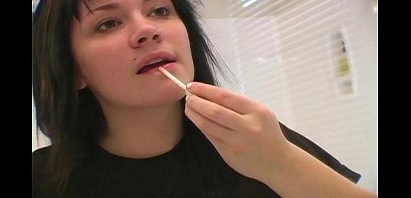  Amateur girl applying makeup